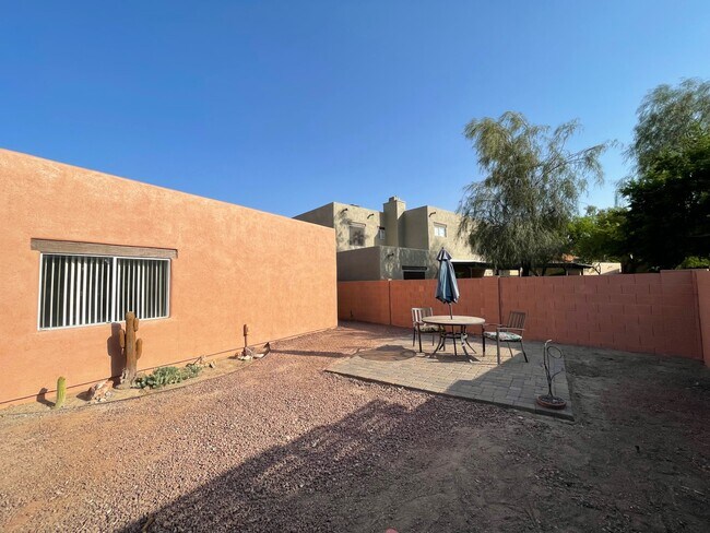 Building Photo - 2911 E Ave Portico