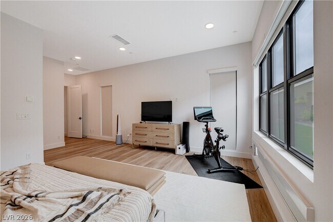 Building Photo - 779 Willits St