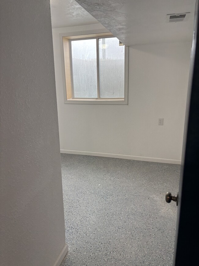 Building Photo - 901 E 800 N