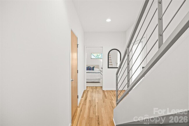 Building Photo - 918 Greenleaf Ave