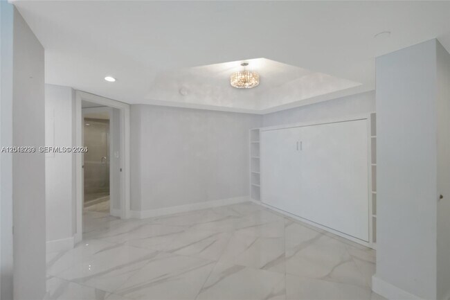 Building Photo - 16425 Collins Ave