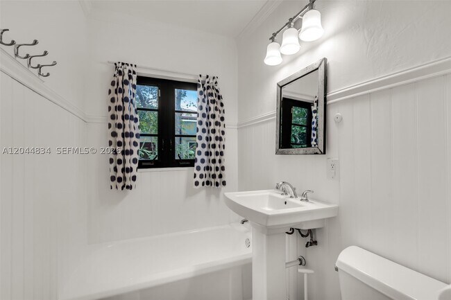 Building Photo - 5390 Sunset Dr