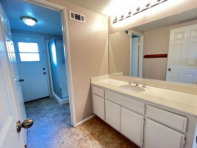 Building Photo - Large 4 bedroom home in Orangecrest for rent!