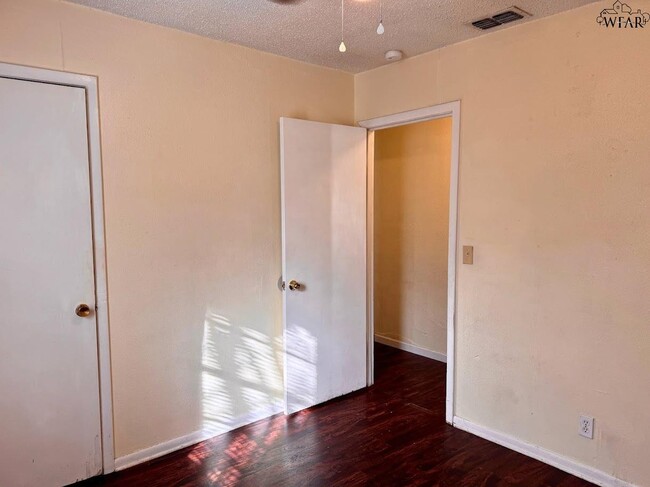 Building Photo - 1612 Phoenix Dr