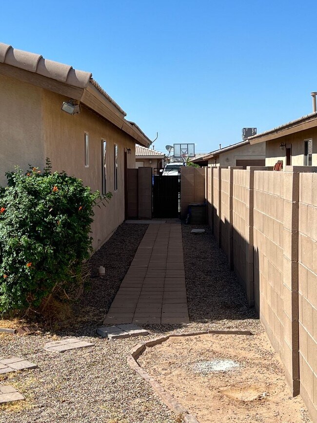 Building Photo - 3 BEDROOM HOME IN ARABY CROSSING!
