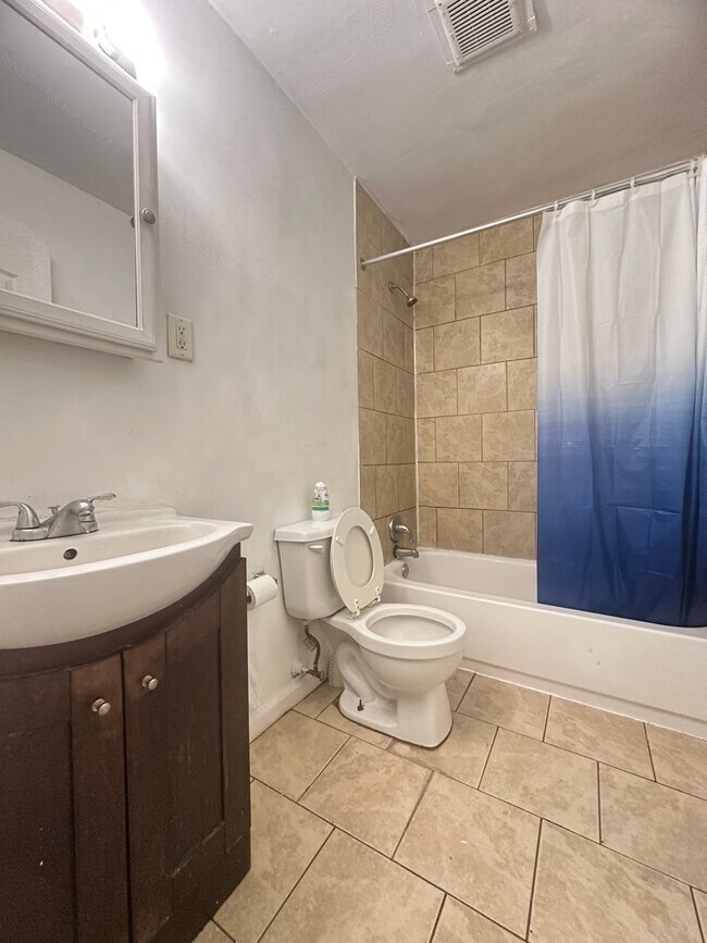 Building Photo - Three Bedroom and One bathroom apartment