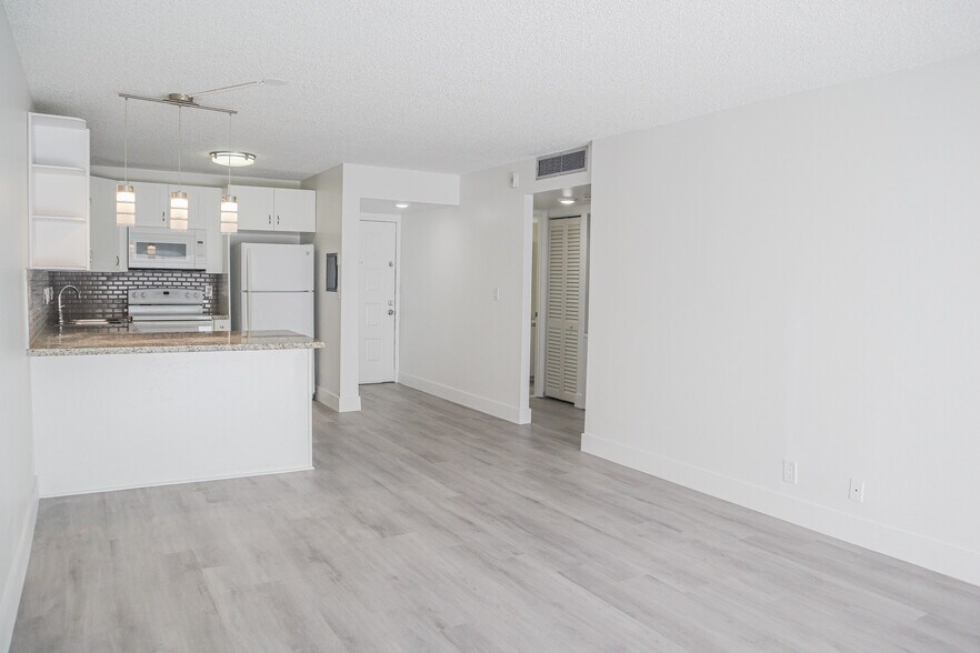 Building Photo - 8005 Lake Dr