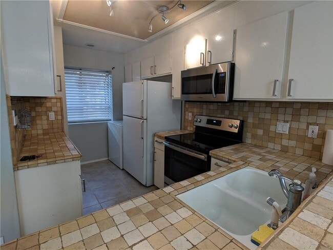 Building Photo - 7122 Wood Hollow Dr