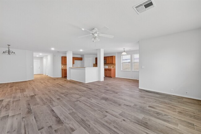 Building Photo - 827 Honeysuckle Vine Dr