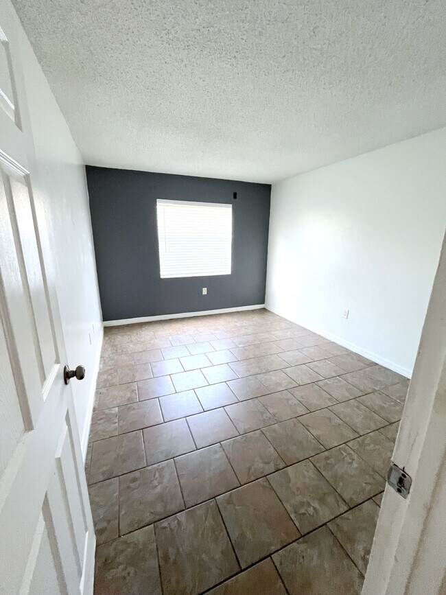 Building Photo - 2537 N Alafaya Trail