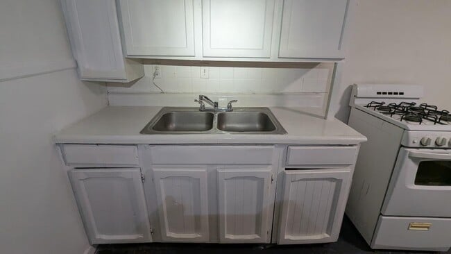 Building Photo - 39 E Parkview Ave