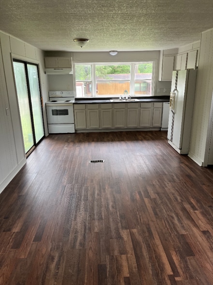 Building Photo - 326 Old Coffeeville Rd