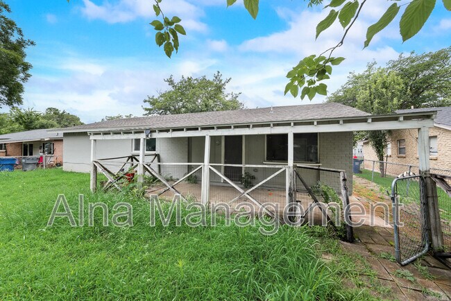 Building Photo - 1406 Willowbrook St
