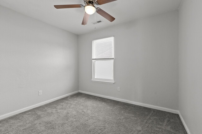 Building Photo - 871 Riverbend Rd