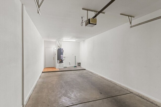 Building Photo - Beautiful 2 Bed 2 Bath ground floor condo in Guard Gated Green Valley Community. 1 Car garage!