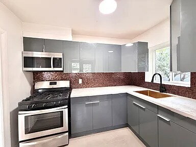 Building Photo - Updated home