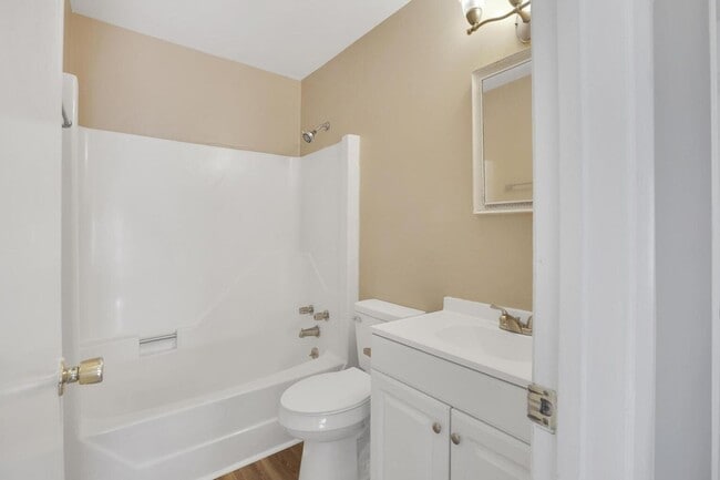 Building Photo - Adorable Duplex!