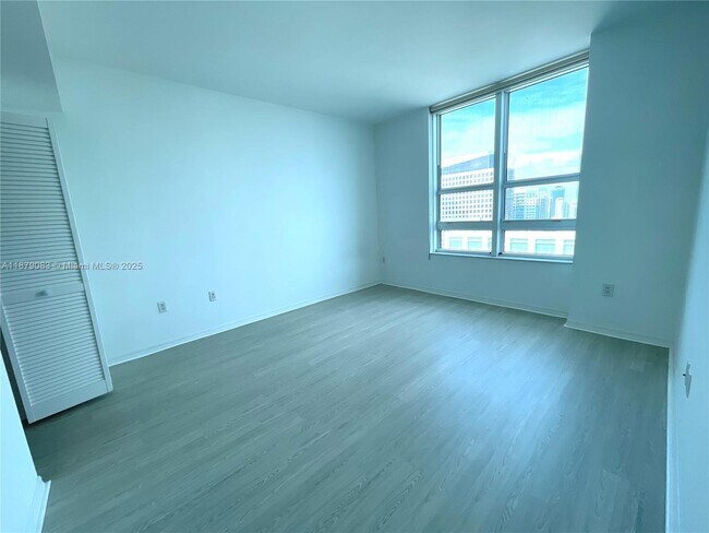 Building Photo - 950 Brickell Bay Dr