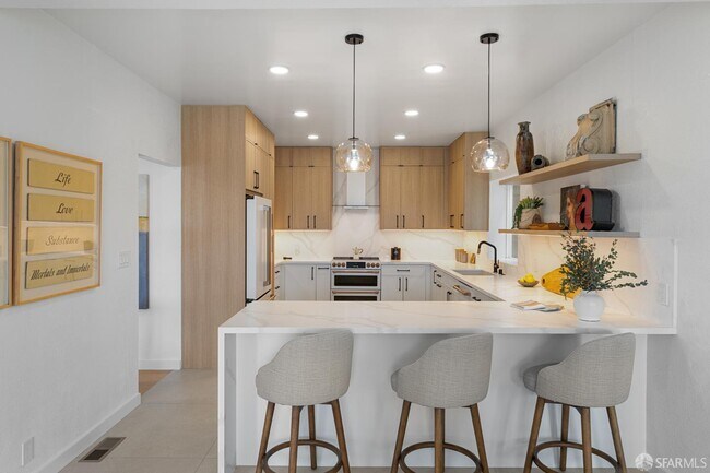 Building Photo - 628 Los Palmos Dr
