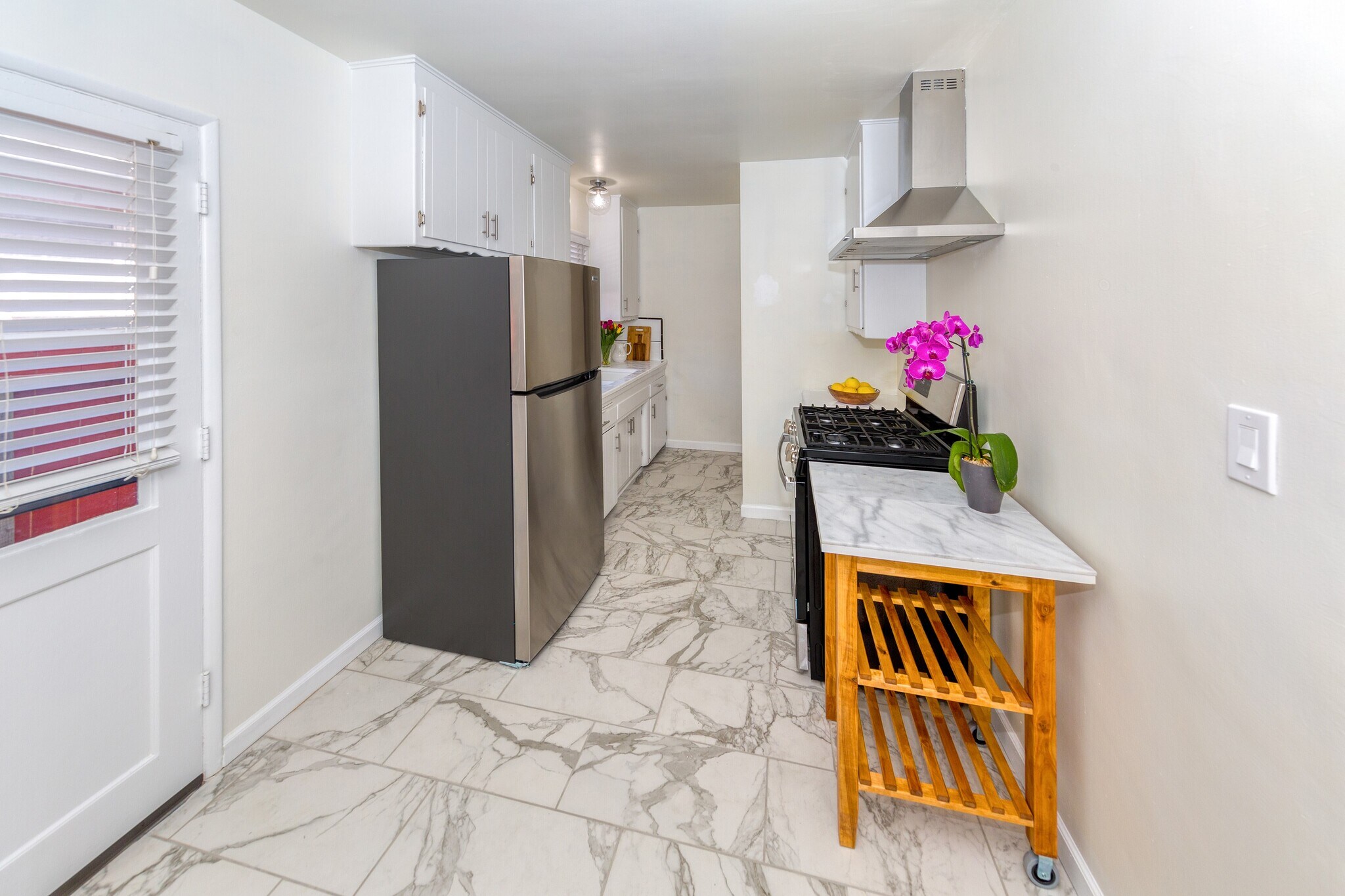 Eat-in Kitchen - 2232 S Carmelina Ave