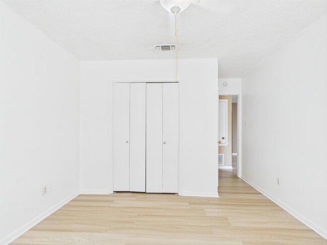 Building Photo - 913 Mayfield Dr