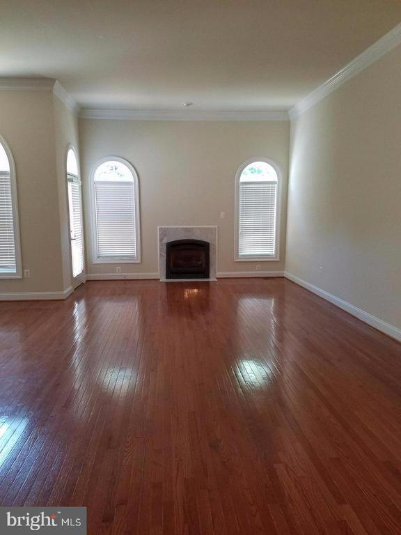 Building Photo - 5985 Meadow Brook Dr
