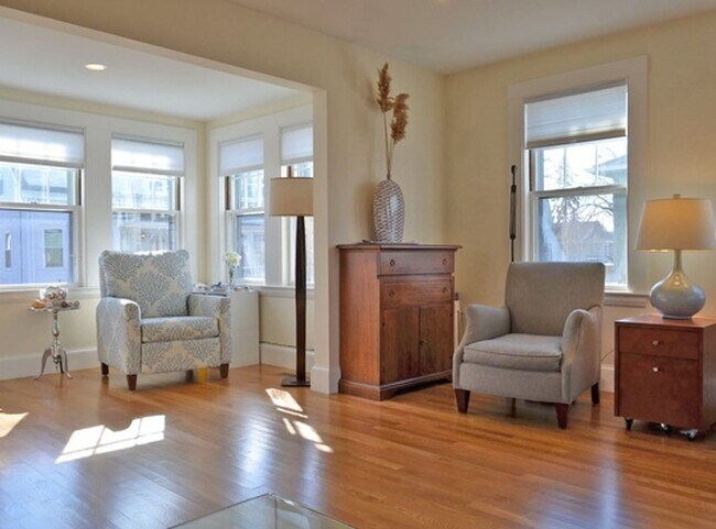 Building Photo - Winter Rental: 10A Gloucester Ave. (Utilit...
