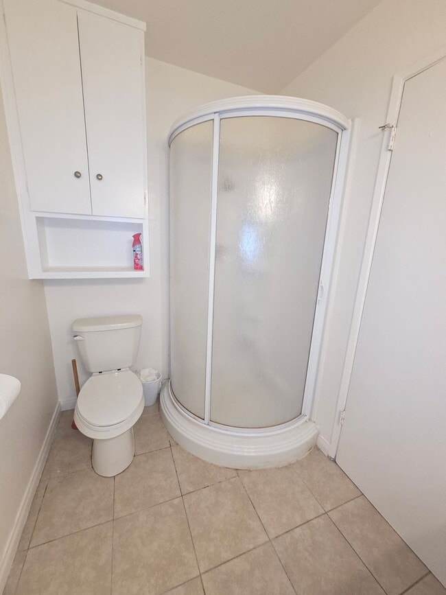 Building Photo - Spacious 2 Bedroom 2 Bath Upstairs Condominium