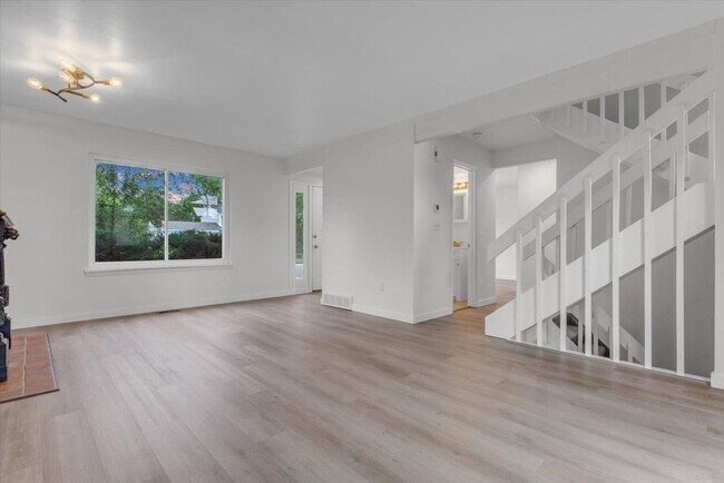 Building Photo - Beautifully updated 4-bed, 3-bath home in ...