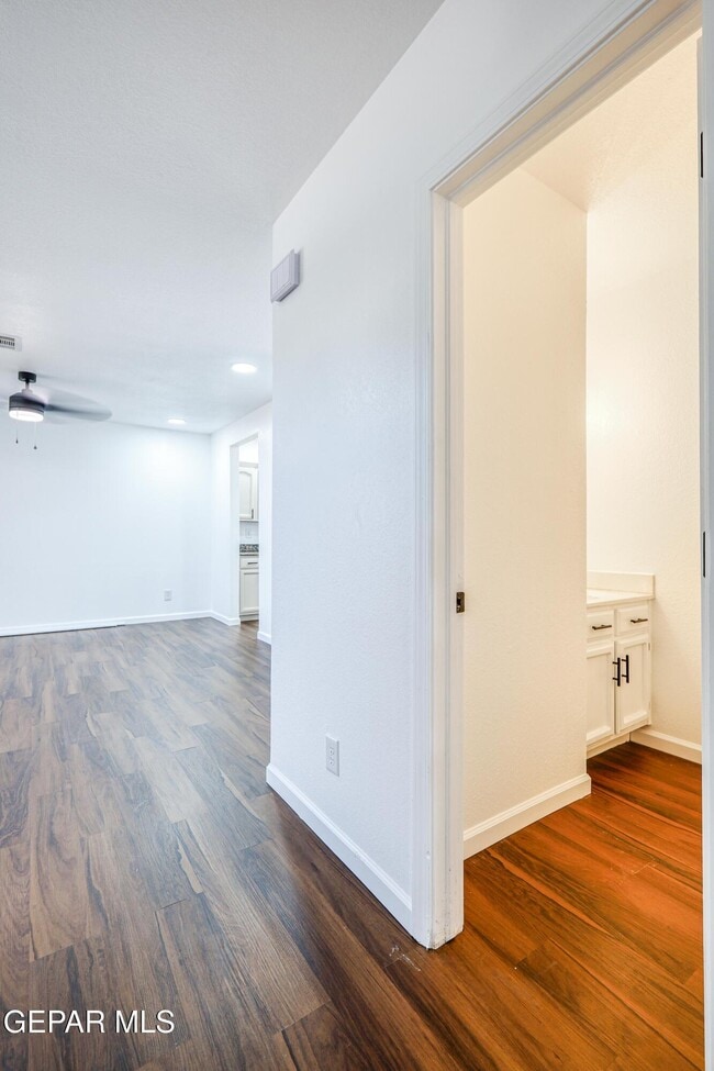 Building Photo - 7600 Plaza Redonda Dr