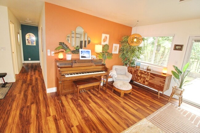 Building Photo - Stand-alone, Remodeled, Tastefully Furnished and Decorated 3Bed/2Bath Home in Southpointe with a ...