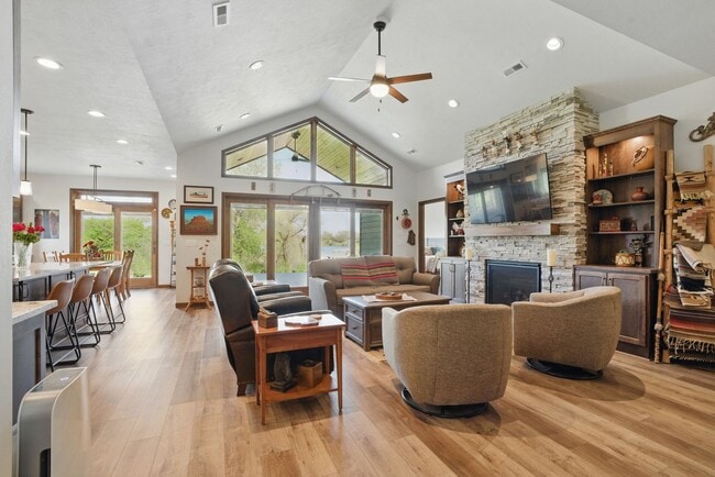 Building Photo - 5700 Island Ct
