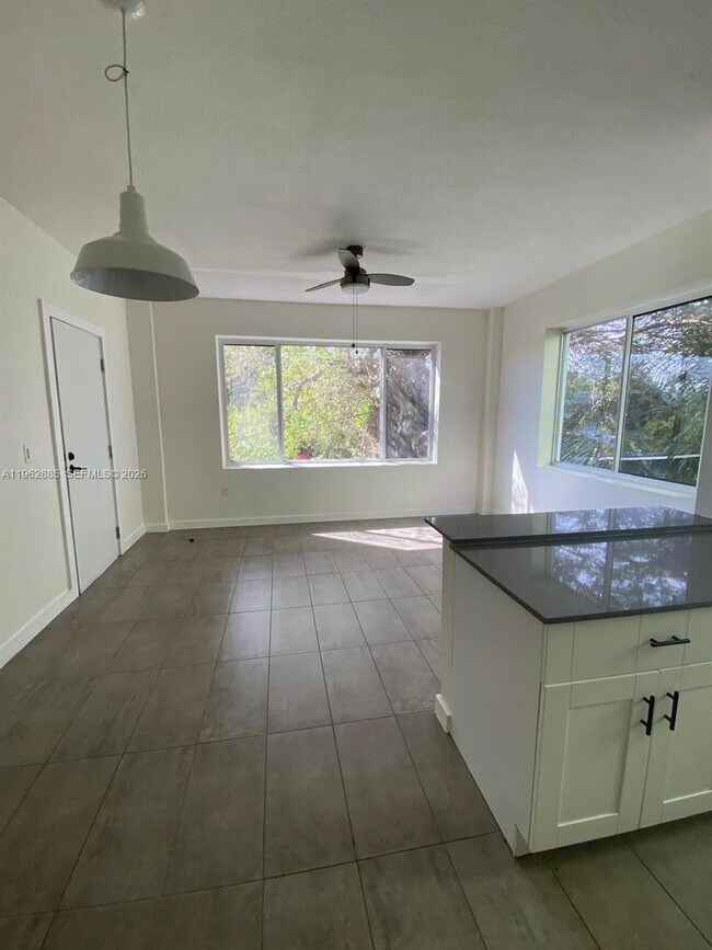 Building Photo - 628 SW 16th Ave