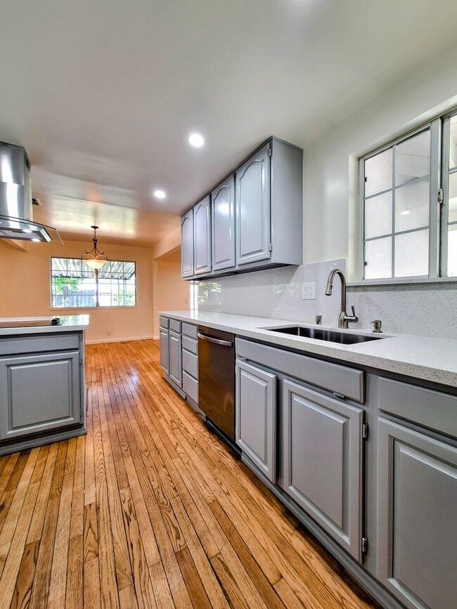 Building Photo - Beautifully Remodeled 3bd Single Story House With Bonus Room & Storage Space!