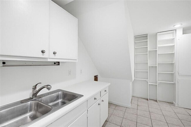 Building Photo - 445 Forest Hills Dr