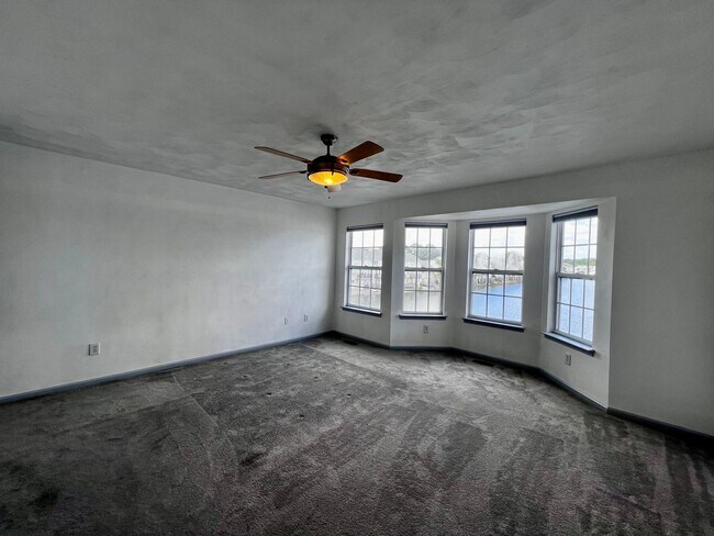 Building Photo - Charming Lakefront Townhome