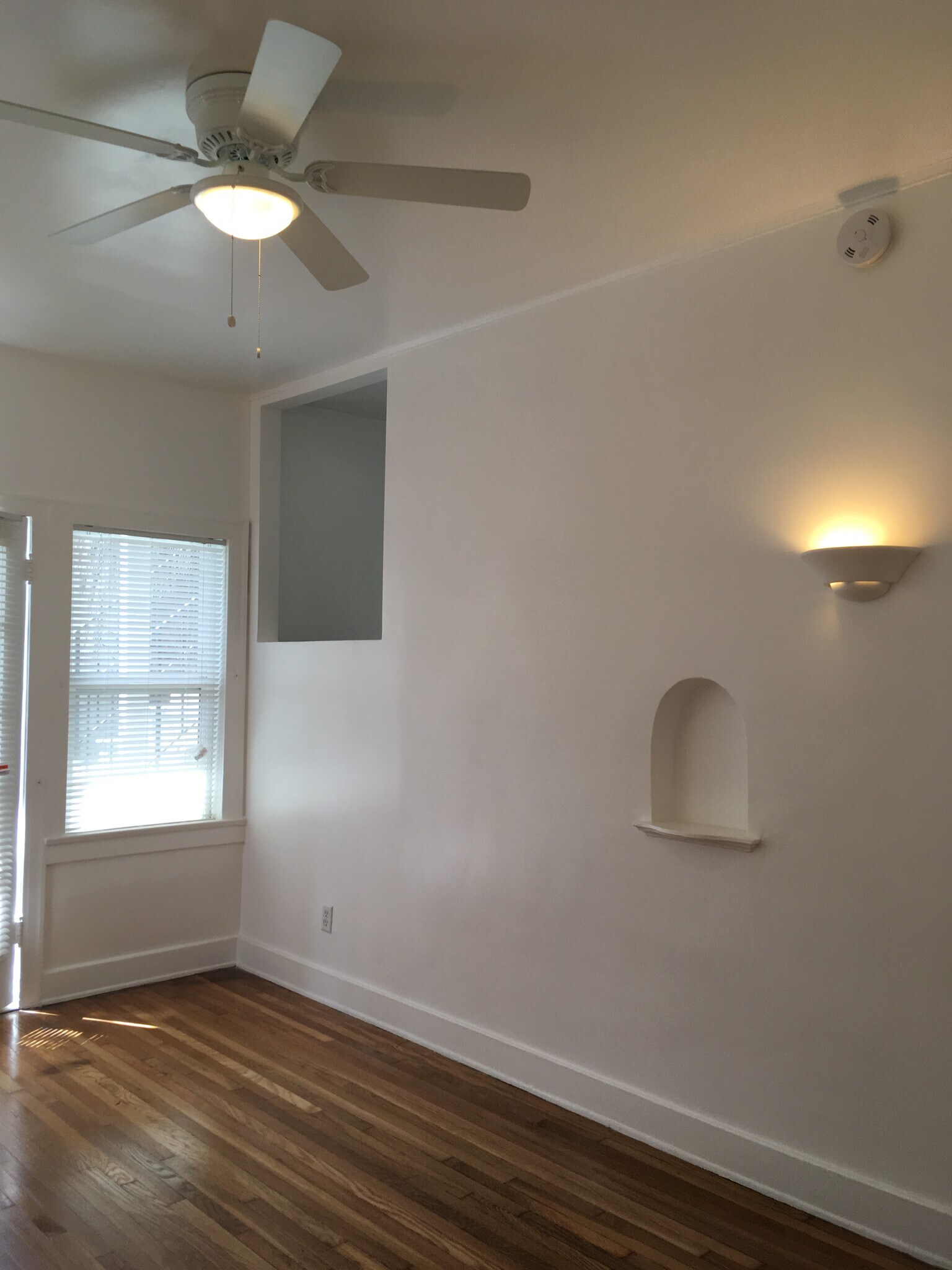 Building Photo - 2035 N Vista del Mar Ave