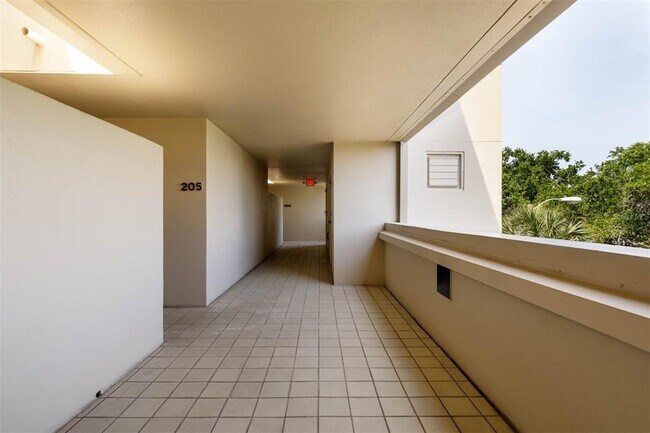 Building Photo - 2775 Kipps Colony Dr S