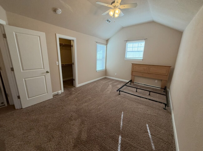 Building Photo - 258 N Pointe Ln