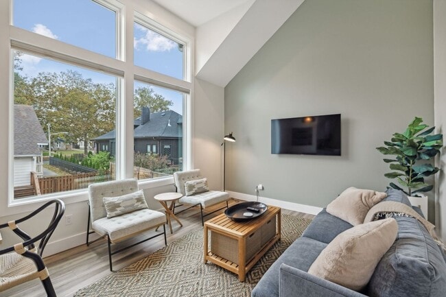 Building Photo - Furnished short term rental home with all utilities included