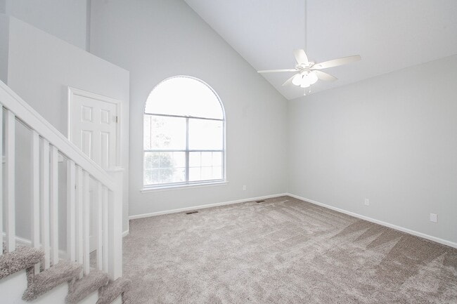 Building Photo - 2 Bedroom 2.5 Bathrooms in South Chesapeake