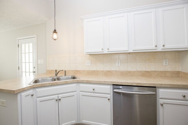 Building Photo - Charming 3 Bed, 2 Bath Rental Home in Raeford, NC - Don't Miss Out!
