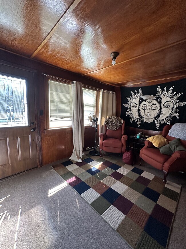 Building Photo - Charming 2-Bed, 2-Bath Duplex in Eau Claire