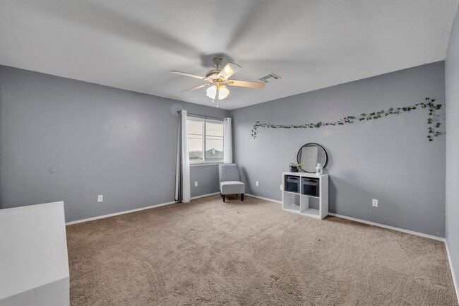 Building Photo - Spacious home on Montrose