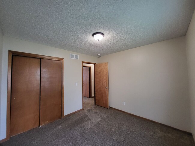 Building Photo - Spacious 4 bedroom home!