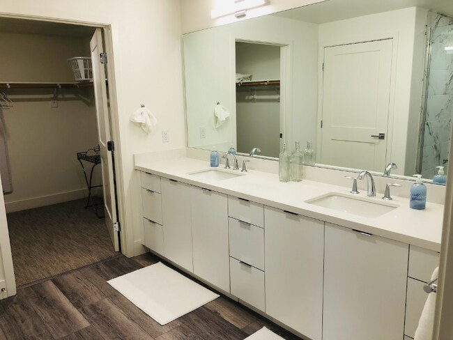Building Photo - 3578 Rambla Pl