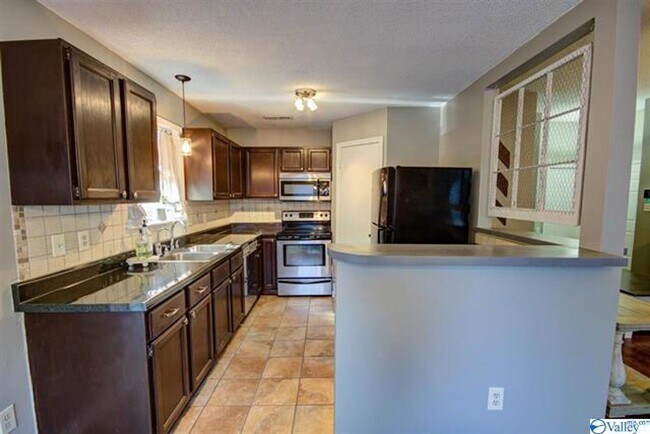 Building Photo - THREE BEDROOM/TWO BATH SPACIOUS RANCH - GR...