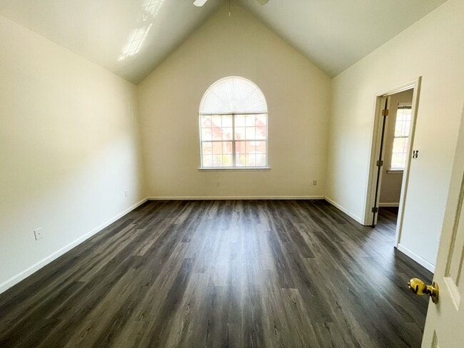 Building Photo - 4 Bedroom 2 Bath Townhouse in Pelham