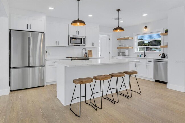 Building Photo - 1921 Fern Ave