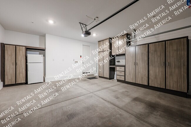 Building Photo - 4077 S Sabrina Dr